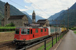 SBB: Postzug geführt mit der Re 4/4 II 11298 bei Giornico vor der prächtigen Kulisse der beiden Kirchen San Nicola und San Michele am 28. Juli 2016. 
Foto: Walter Ruetsch