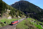 Eine Re 4/4 II mit IR 2313 Basel SBB - Locarno am 06.05.2016 oberhalb von Wassen