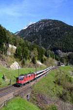 Re 4/4 II 11195 mit IR 2315 Basel SBB - Locarno auf der oberen Ebene bei Wassen (06.05.2016)