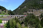 Eine unbekannte Re 4/4 II mit IR 2417 Zürich HB - Locarno am 06.05.2016 auf der mittleren Meinreussbrücke bei Wassen