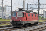 Re 4/4 II 11308 durchfährt den Bahnhof Pratteln. Die Aufnahme stammt vom 15.07.2016.