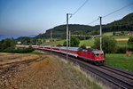 die Re 4/4 II erste Serie 11xxx fährt beim Einnachten in Frick mit dem CNL 479 Komet von Zürich HB nach Hamburg-Altona vorüber.Bild vom 9.7.2015