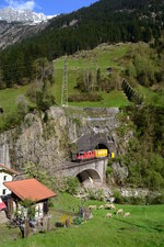 420 266 und einem Postzug sowie passenden Stromkasten am 06.05.2016 bei Wassen.