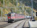 Powerpacket am Ltschberg: Re 6/6 11635  Muttenz  und 11617  Heerbrugg  sowie die Re 4/4  11183 und 11314 mit einem langen Containerzug in Hohtenn am 24.10.2006 