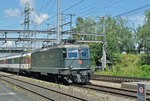 Re 4/4 II 11161 durchfährt den Bahnhof Muttenz.