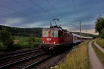 Die Re 4/4 II 11133 fährt in Frick mit dem EN 459 Canopus von Zürich HB nach Prag vorüber.Bild vom 11.8.2016