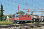 Re 4/4 II 11135 durchfährt den Bahnhof Pratteln.