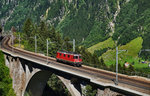 Re 4/4 II 11269 kehrt von einer Schubleistung nach Erstfeld zurück und überquert dabei die mittlere Meienreussbrücke bei Wassen.
Aufgenommen am 19.7.2016.