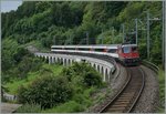 Die SBB Re  4/4 II 11153 erreicht mit ihrem IR 2822 Neuhausen und wird gleich bei der Station Neuhause Reihnnfall durchfahren.