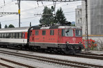 Re 4/4 II 11164 durchfährt den Bahnhof Zofingen. Die Aufnahme stammt vom 09.08.2016.