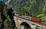 Re 4/4 II 11195 überquert mit dem IR 2434 (Locarno - Zürich HB), die mittlere Meienreussbrücke bei Wassen.