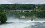 Zwei Re 4/4 II mit dem IC 181 (Stuttgart -Zürich) bei Neuhausen, im Vordergrund stürzt stiebend der Rhein über die Felsen.