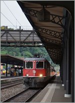 Die SBB Re 4/4 II 11193 erreicht mit ihre IR von Chiasso nach Basel Bellinzona, wobei diese Bild weniger dem Einfahrenden Zug gilt, sondern den schönen Bahnsteigpfosten bzw.