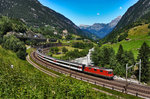 Re 4/4 II 11193 fährt mit dem IR 2323 (Basel SBB - Locarno), in der Wattinger Kurve, den Gotthard hinauf.
Aufgenommen am 19.7.2016.