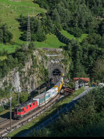 Re 4/4 II 11272 durchfährt am 23. August 2016 mit einem Postzug die Wattingerkurve bei Wassen talwärts.