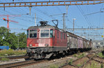 Re 4/4 II 420 266-9 (11266) durchfährt den Bahnhof Pratteln. Das abzweigende Gleis führt auf eine Strasse und in ein Industriegebiet, von wo aus auch diese Aufnahme am 22.08.2016 entstand.