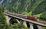 Re 4/4 II 11156 überquert mit dem IR 2430 (Locarno - Zürich HB), die mittlere Meienreussbrücke bei Wassen. Aufgenommen am 19.7.2016.