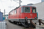 Re 4/4 II 11300 steht bei der Lok-Werkstatt hinter dem Bahnhof SBB.