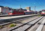 Re 4/4 II 11133 durchfährt mit dem EC 163  Transalpin  (Zürich HB - Graz Hbf), den Bahnhof Pfäffikon SZ.