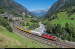 Re 4/4 II 11267 fährt am 7. September 2016 mit einem Postzug durch die Wattingerkurve bei Wassen Richtung Gotthardtunnel.