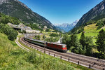 Re 4/4 II 11196 ist mit dem IR 2319 (Basel SBB - Locarno), in der Wattinger Kurve bergwärts unterwegs.