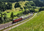 Re 4/4 II 11159 ist mit dem IR 2324 (Locarno - Basel SBB), kurz nach dem Wattinger Kehrtunnel talwärts unterwegs.
Aufgenommen am 19.7.2016.