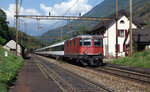 SBB: Re 4/4 11157 II vor der Kulisse des bereits seit vielen Jahren stillgelegten Bahnhofs Giornico am 13. September 2016.
Foto: Walter Ruetsch  