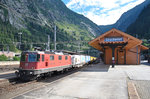 Unterwegs mit einem Postzug ist die Re 4/4 II 11252, welche soeben den Bahnhof Göschenen passiert. Bild vom 29.07.2016