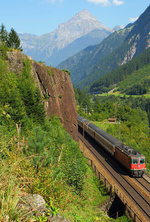 Eine Re 4/4 II hat mit einem Interregio am 14.09.2016 kurz zuvor den Pfaffensprung-Kehrtunnel verlassen und fährt weiter in Richtung Göschenen 