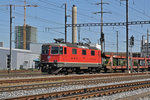 Re 4/4 II 11176, durchfährt den Bahnhof Pratteln.