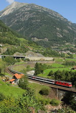 Unterhalb von Wassen überquert eine Re 4/4 II am 12.09.2016 mit dem IR 2417 (Zürich Hbf. - Lugano) die Untere Wattingerbrücke, direkt dahinter beginnt der Wattinger Kehrtunnel