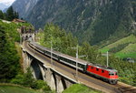 Mit drei Bpm 51-Wagen in alter Lackierung an der Spitze befördert eine Re 4/4 II den IR 2430 von Locarno nach Zürch Hbf. am 12.09.2016 über die Mittlere Meienreussbrücke bei Wassen