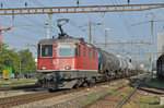 Re 4/4 II 11259 durchfährt den Bahnhof Pratteln. Die Aufnahme stammt vom 26.09.2016.