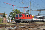 Re 4/4 II 11124 durchfährt den Bahnhof Pratteln. Die Aufnahme stammt vom 08.09.2016.