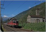 Eine Re 10/10 mit der Re 420 342-8 als Spitznlok mit einem Güerzug Richtung Süden bei der San Nicola Kirche in Giornico.