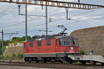 Re 4/4 II 420 326-1 (11326) durchfährt den Bahnhof Pratteln.