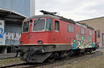 Die Re 4/4 II 11179 steht fast ausgeschlachtet auf einem Abstellgleis beim Bahnhof Kaiseraugst.