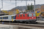 Re 4/4 II 11112 hält am Bahnhof Sissach.