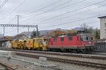 Re 4/4 II 11262 durchfährt mit der Universalstopfmaschiene 80 85 95 81 921-6 von Scheuzer den Bahnhof Sissach. Die Aufnahme stammt vom 30.10.2015.