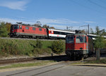 SBB: Re 4/4 II 11181 im IR Verkehr sowie die Re 4/4 II 11179 auf dem Schrottplatz (Kaiseraugst 22. Oktober 2016).
Foto: Walter Ruetsch