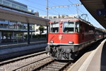 SCHAFFHAUSEN (Kanton Schaffhausen), 13.09.2016, Lok 11111 (!) vor einem Personenzug im Bahnhof Schaffhausen