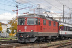 Re 4/4 II 11127 durchfährt den Bahnhof Pratteln.