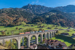 Re 4/4 II 11320  Interregio Cargo  führt am 29. Oktober 2016 zusammen mit einer Re 6/6 einen UKV-Zug auf dem falschen Gleis über den Kanderviadukt nordwärts.