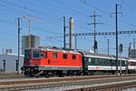 Re 4/4 II 11121 durchfährt den Bahnhof Pratteln. Die Aufnahme stammt vom 08.09.2016.