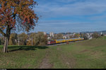 Postzug mit Re 4/4 II und fünf neuen Habbiillnss am 4. November 2016 ausgangs Gossau SG.