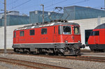 Re 4/4 II 11136 steht vor dem Lok Depot beim Bahnhof SBB. Die Aufnahme stammt wurde von einer Strasse aus, am 28.10.2016 gemacht.