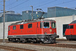 Re 4/4 II 11143 steht vor dem Lok Depot beim Bahnhof SBB. Die Aufnahme stammt wurde von einer Strasse aus, am 28.10.2016 gemacht.