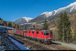 Re 4/4 II 11342 bremst am 12. November 2016 zusammen mit einer Re 6/6 einen UKV-Zug bei Varenzo die Gotthard-Südrampe hinunter.