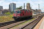 Nachdem Re 4/4 II 11317 am 26.06.2015 einen gemischten Güterzug nach Basel Bad Rbf/Weil am Rhein gebracht hatte, fuhr sie nun als Lokzug durch den Badischen Bahnhof von Basel in Richtung