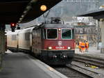 SBB - Lok 420 296-6 mit Güterzug bei der durchfahrt im Bahnhof Biel am 23.11.2016